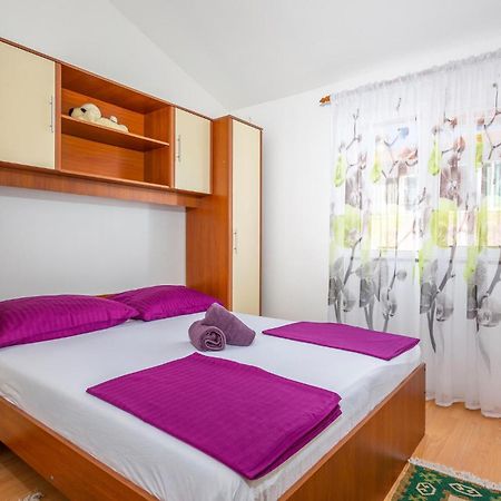 קרק Beautiful Apartment In Krk With Kitchen מראה חיצוני תמונה