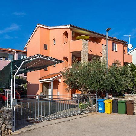 קרק Beautiful Apartment In Krk With Kitchen מראה חיצוני תמונה