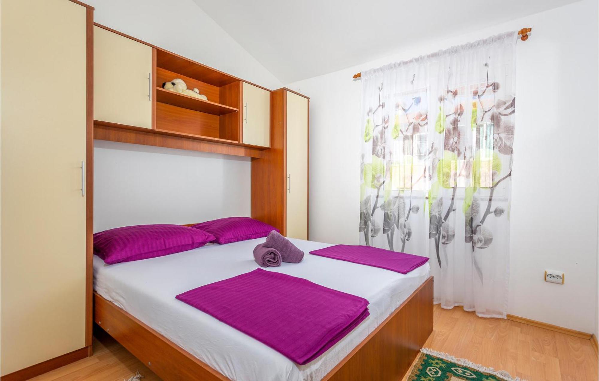 קרק Beautiful Apartment In Krk With Kitchen מראה חיצוני תמונה