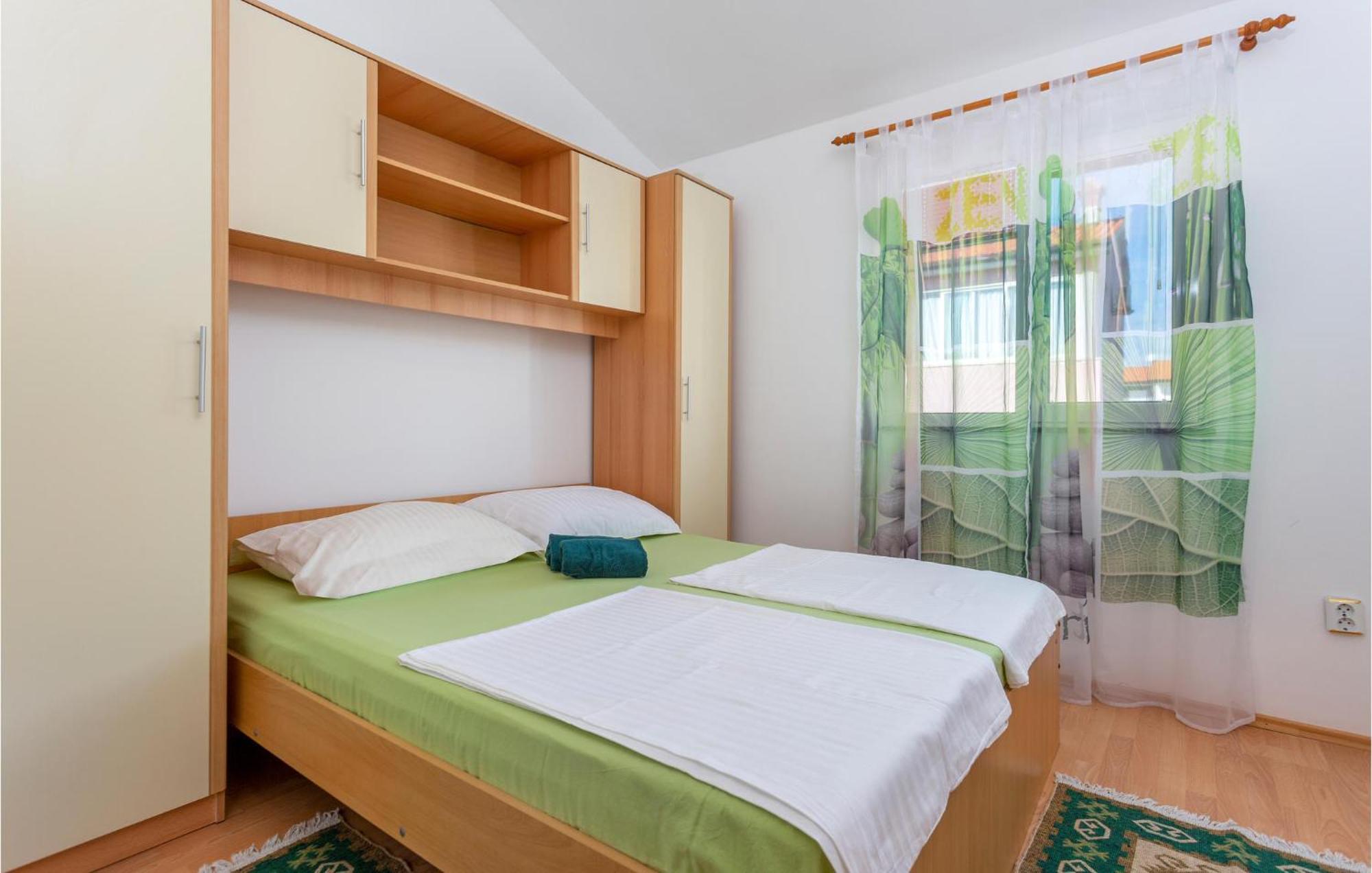 קרק Beautiful Apartment In Krk With Kitchen מראה חיצוני תמונה