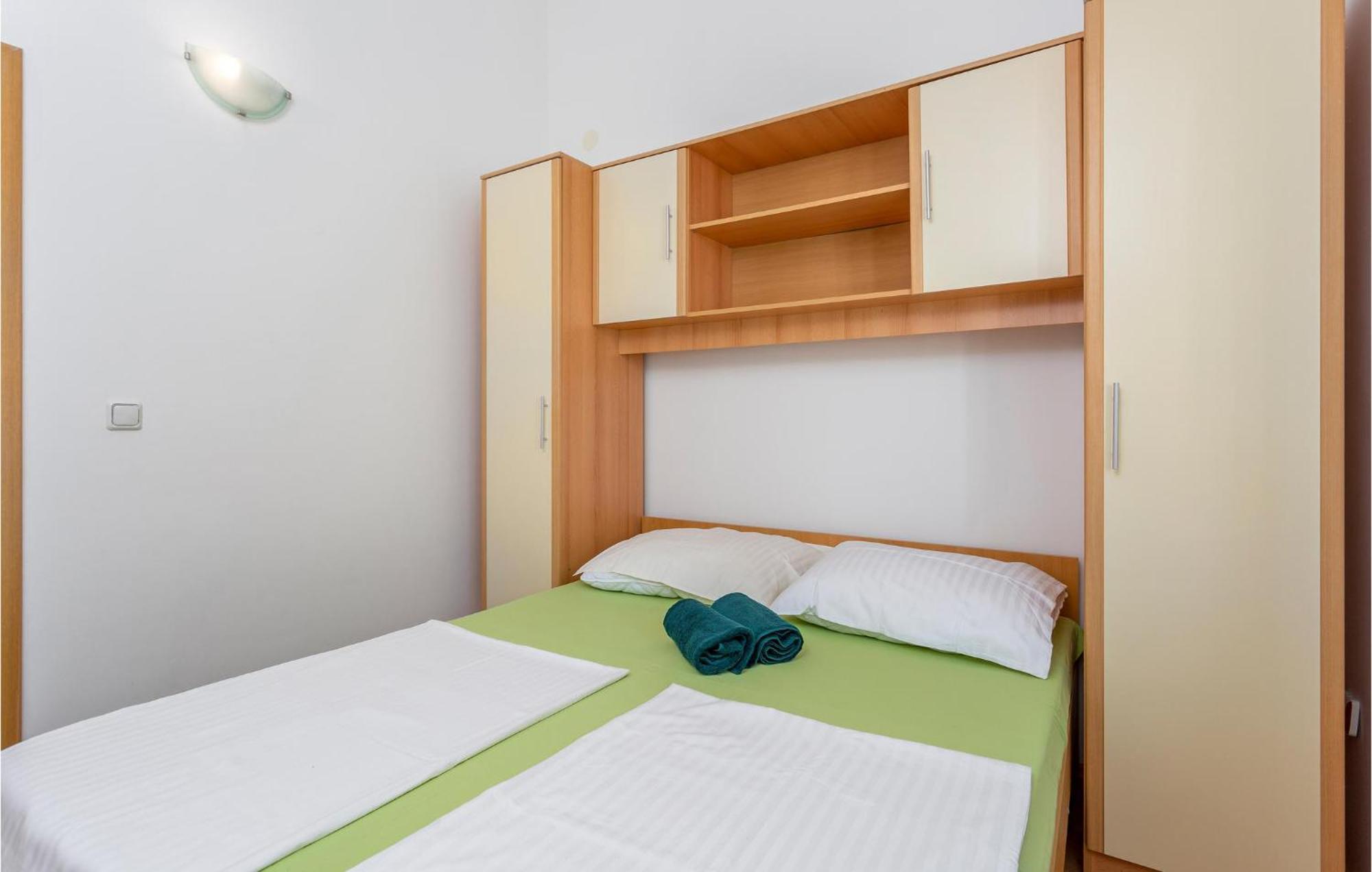 קרק Beautiful Apartment In Krk With Kitchen מראה חיצוני תמונה