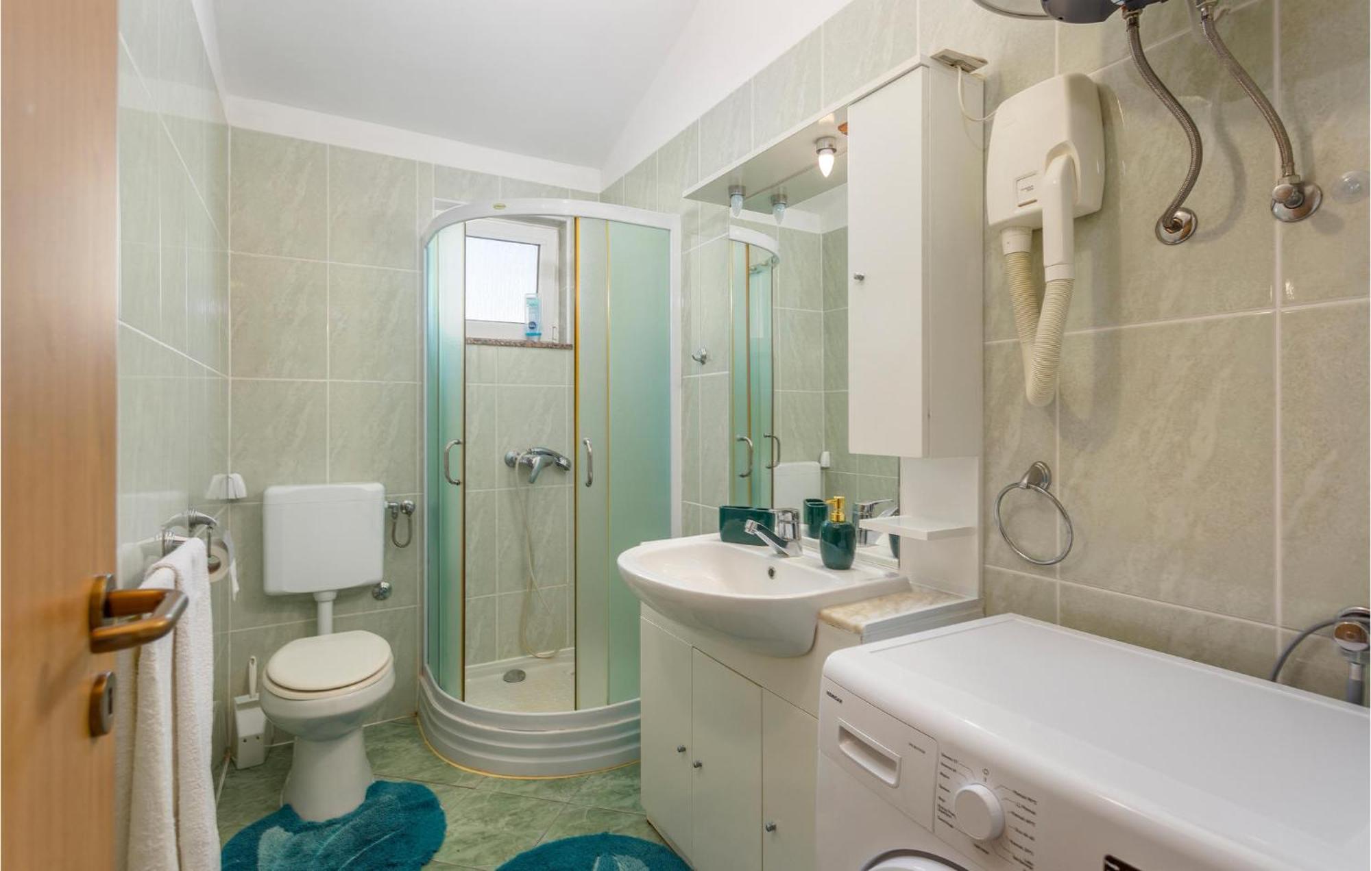 קרק Beautiful Apartment In Krk With Kitchen מראה חיצוני תמונה