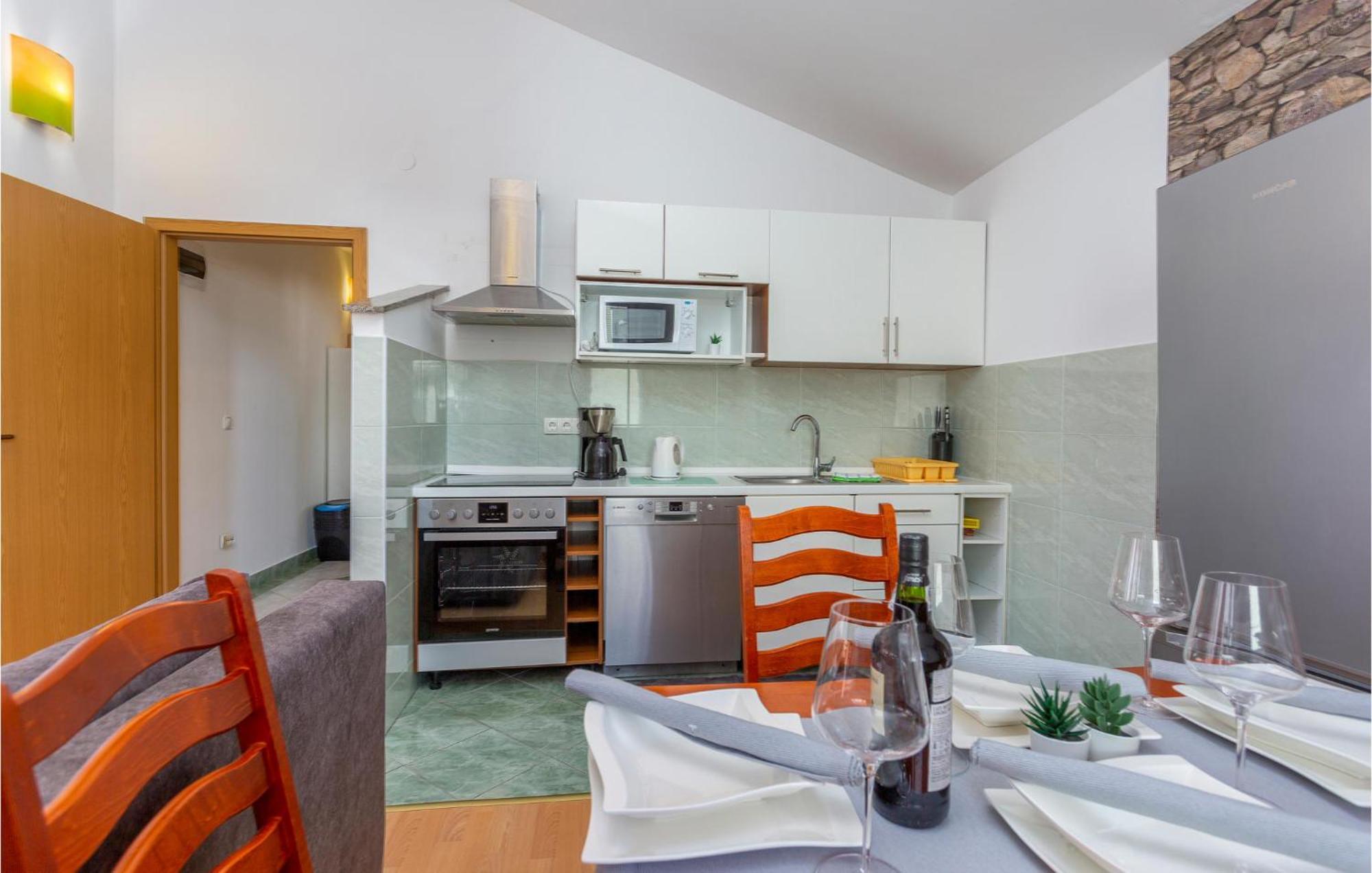 קרק Beautiful Apartment In Krk With Kitchen מראה חיצוני תמונה