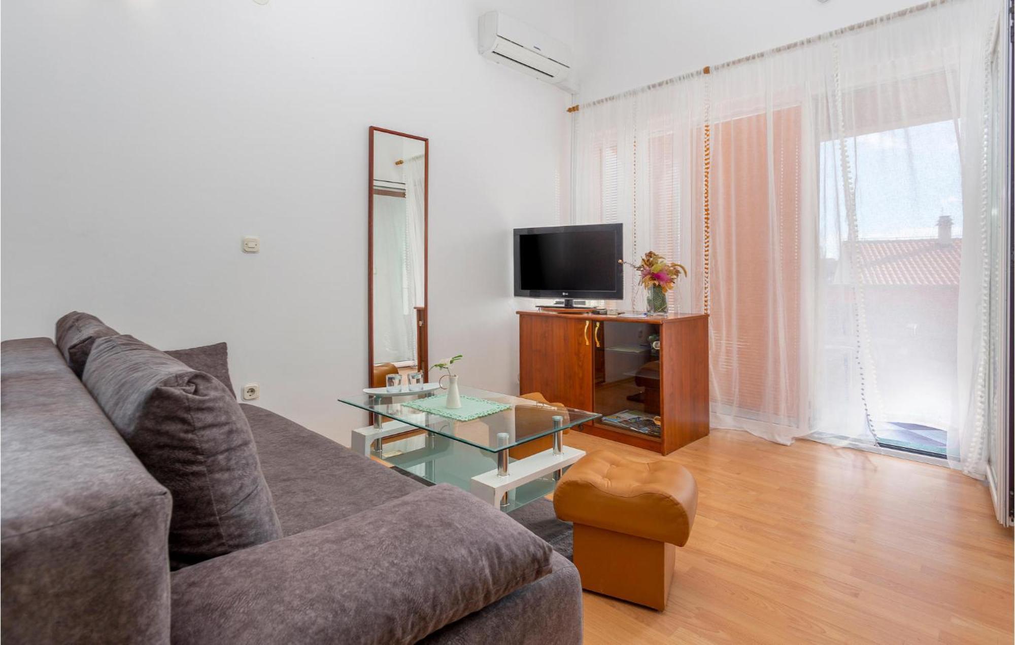 קרק Beautiful Apartment In Krk With Kitchen מראה חיצוני תמונה
