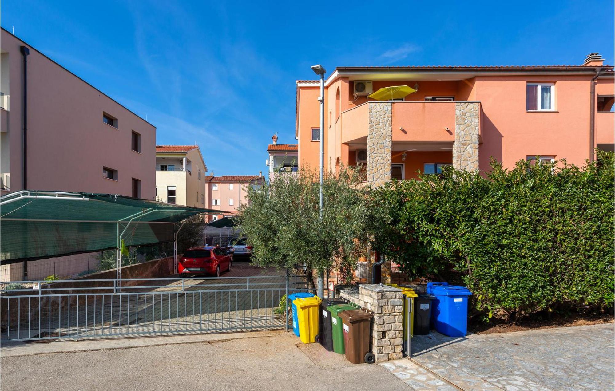 קרק Beautiful Apartment In Krk With Kitchen מראה חיצוני תמונה