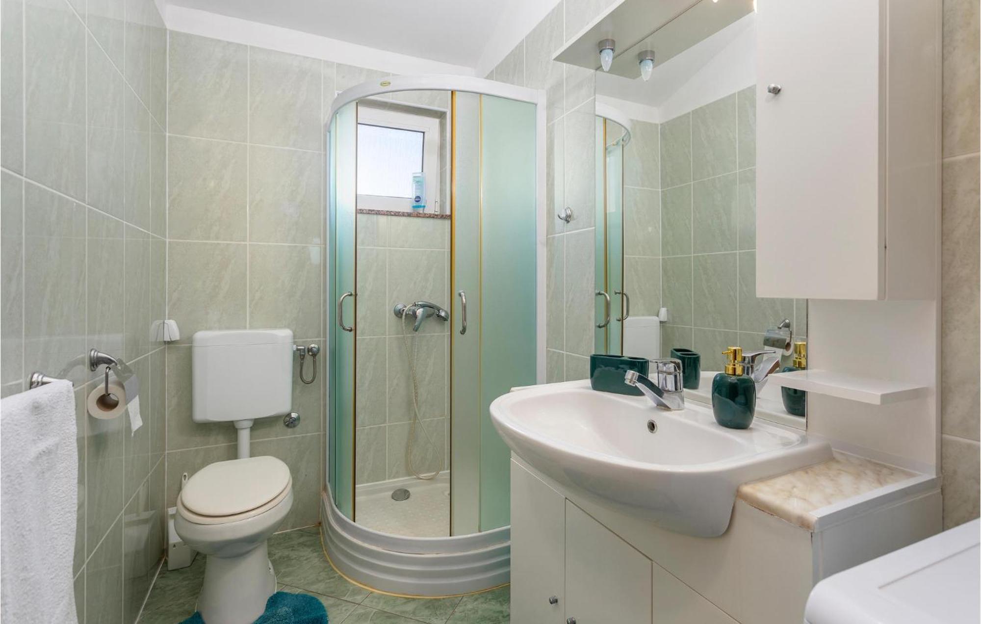 קרק Beautiful Apartment In Krk With Kitchen מראה חיצוני תמונה