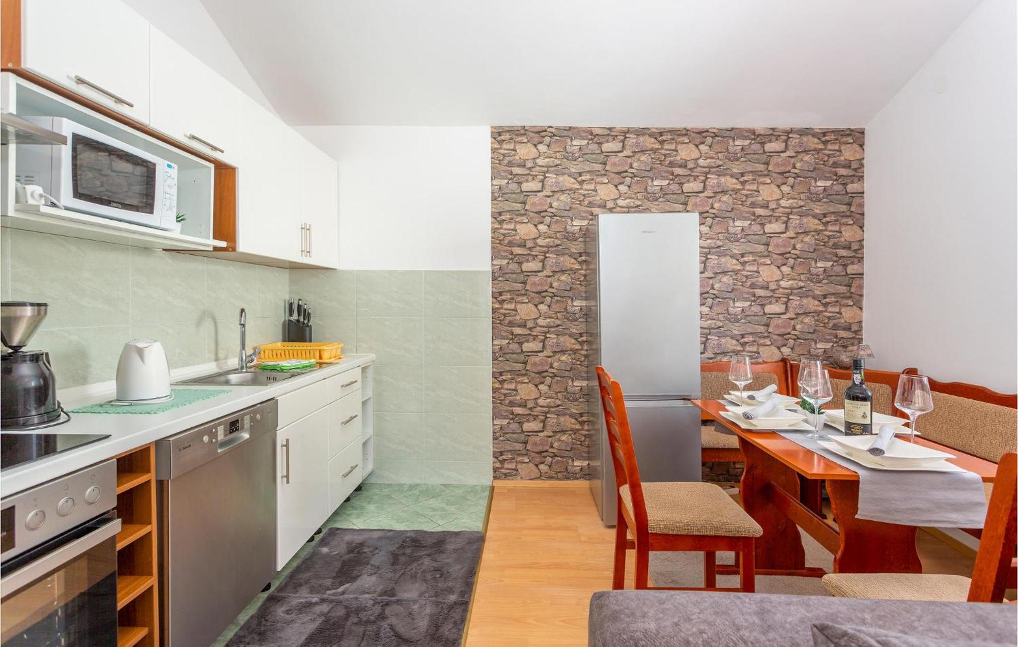 קרק Beautiful Apartment In Krk With Kitchen מראה חיצוני תמונה